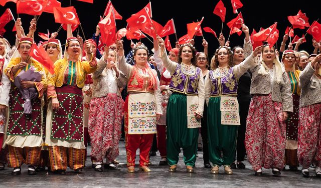 Tepebaşı Halk Dansları Topluluğu'ndan Muhteşem Gösteri