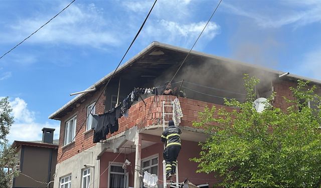 Darıca’da Korkutan Yangın: Balkonda Mahsur Kalan Anne ile Bebeği İtfaiye Kurtardı