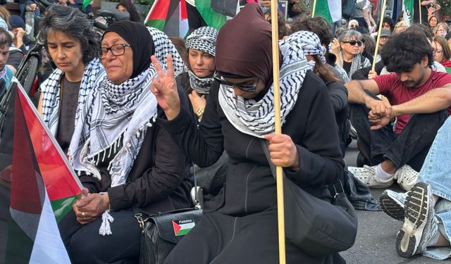 Berlin'de Filistin eylemine polisten çok sert müdahale!