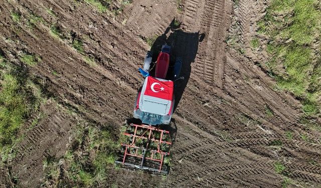 Eskişehirli Çiftçiden Millilere Tarlada Dev Ay-Yıldızlı Destek