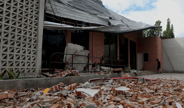 Endonezya'da 6.7 büyüklüğünde deprem: 1 ölü, 38 yaralı