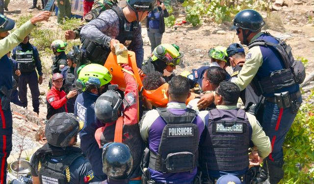 Venezuela'da enkaz altında kalan Moises 6 saat sonra kurtarıldı