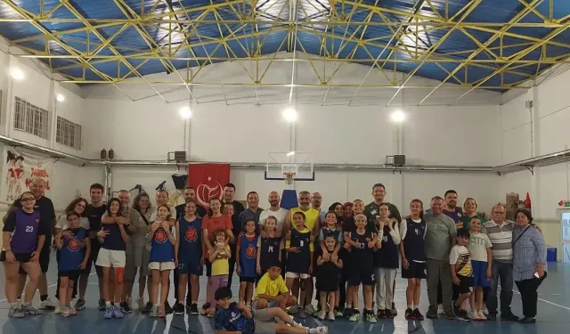Kızlar velilerine geçit vermedi
