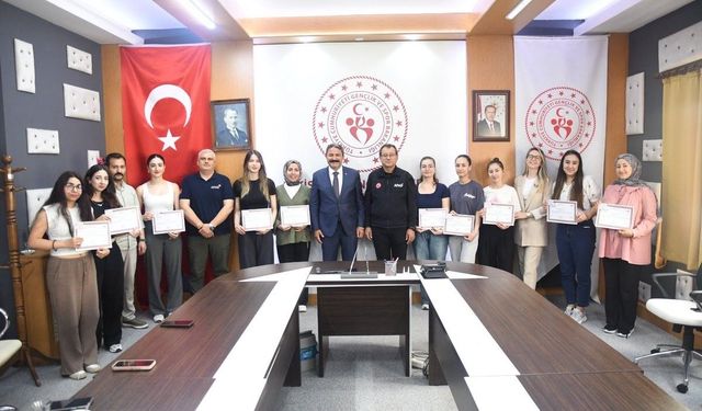 AFAD Gönüllüsü Öğrenciler İlk Yardım Sertifikalarını Aldı