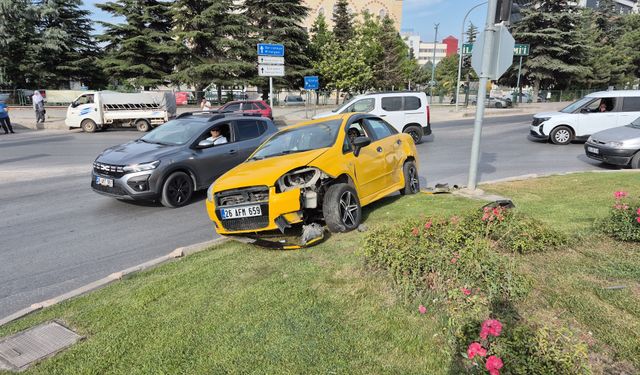 Eskişehir'de Otomobil Refüje Çıktı, Trafik Aksadı