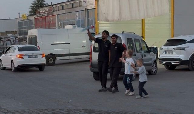 Tamir Atölyesinde Çalışan İşçilerin Halay Molası