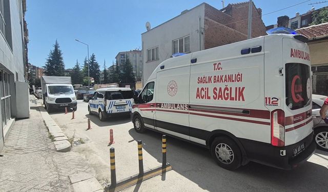 Elinde Tabancayla Kaldırımda Yatan Genç Panik Yarattı