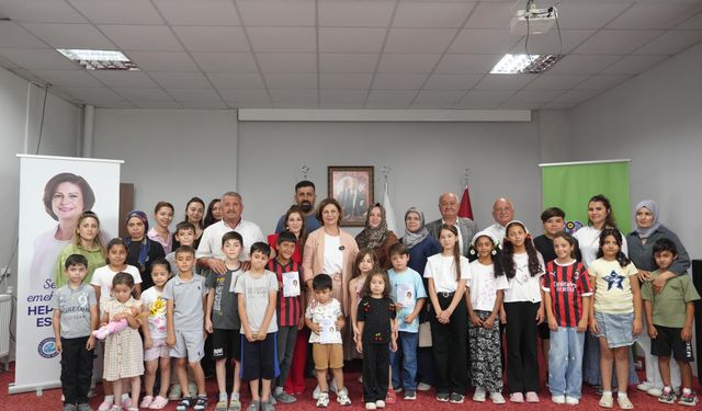 Başkan Ünlüce’den Çocuklara Kırtasiye Hediyesi