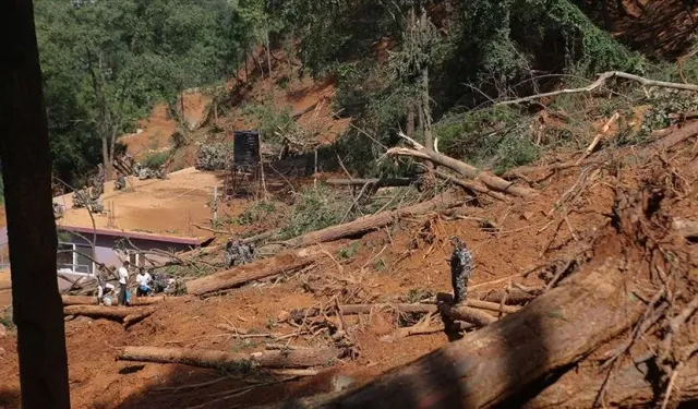 Nepal'de Dev Buzul Gölü Taşkını: