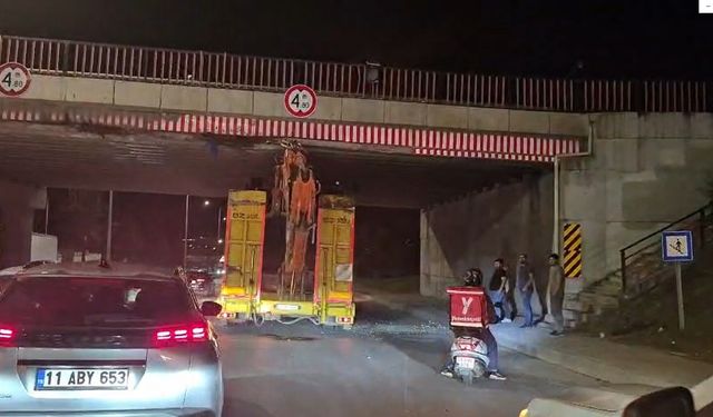 Üst Geçide Sıkışan Tır Trafiği Kilitledi