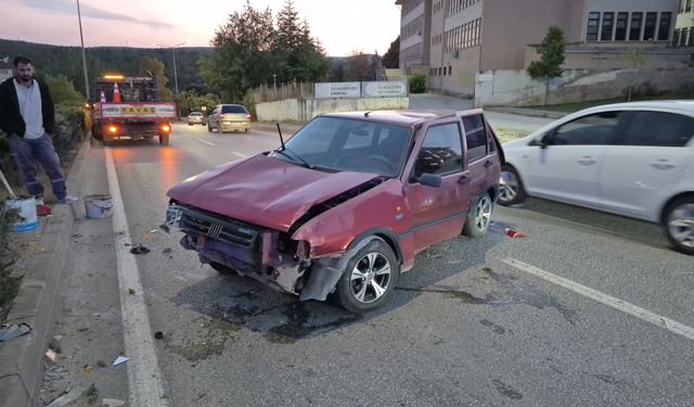 Aydınlatma Direğine Çarpan Otomobilin Sürücüsü Yaralandı