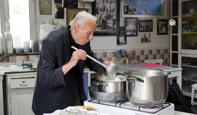 Bergamalı 96 Yaşındaki Eşref Amca 80 Yıllık Kahvaltı Dükkanını Kapatıyor