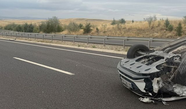 Feci kazada bir araç takla attı