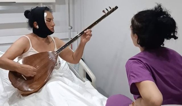Yüz Germe Ameliyatı Sonrası Hastanede Saz Çaldı