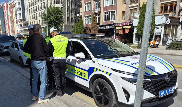 Eskişehir'de Otomobille Çarpışan Motosikletli Yaralandı