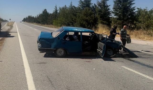 Sivrihisar'da İki Otomobil Çarpıştı: Biri Bebek 6 Kişi Yaralandı