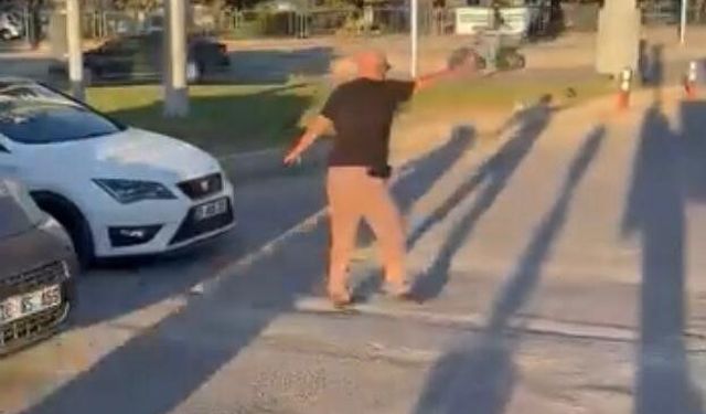 Muttalip Caddesi'nde Yoğunluk: Trafiği Açmak İçin Yola İnen Vatandaş Kamerada