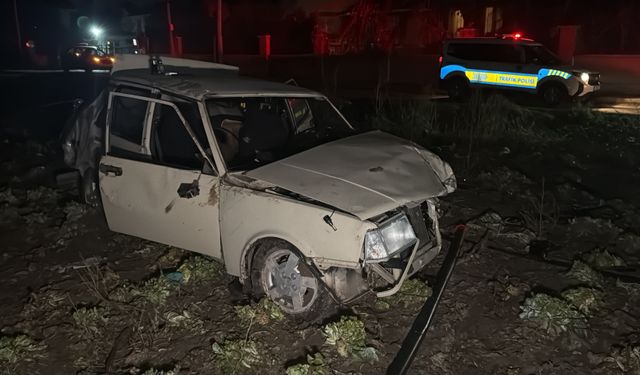 Polisten Kaçarken Dehşet Saçtı: Elektrik Direğine Çarpan Araç Tarlaya Uçtu, Mahalle Elektriksiz Kaldı!