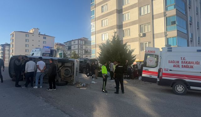 Otomobil ile Minibüs Çarpıştı: Yan Yatan Araçtaki 5 Kişi Yaralandı