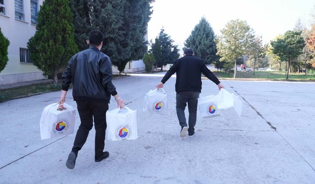 ETO ve TOBB iş birliğiyle 500 ihtiyaç sahibi öğrenciye kışlık ayakkabı ulaştırıldı