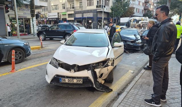Otomobiller Çarpıştı, Tramvay Seferleri Durdu!