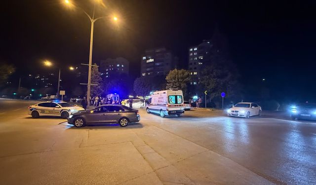 Atatürk Bulvarı’nda feci kaza: Çarpışan otomobil yan yattı, yaralılar var!