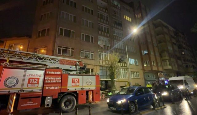 Odunpazarı'nda Pencereye Çıkan Yaşlı Adamı İtfaiye Kurtardı