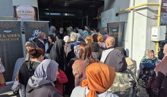 Eskişehir’de Kutsal Emanet Yoğunluğu: Görebilmek İçin Metrelerce Kuyrukta Saatlerce Beklediler!