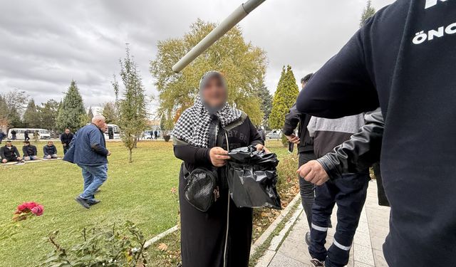 Eskişehirde Çöp Poşetiyle Dilenen Kadın Dikkat Çekti