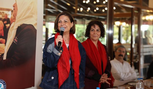 Kent Lokantası'nda Anlamlı Buluşma: Başkan Ayşe Ünlüce Emeklilerle Aynı Sofrayı Paylaştı!