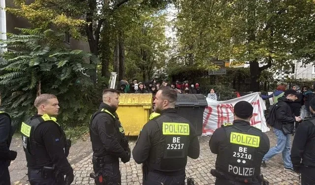 Berlin’de Üç Okulun Önünde Öğrenci Gösterisi Düzenlendi