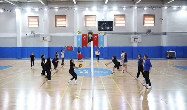 Tepebaşı Belediyesi Yunus Emre Spor Tesisleri'nde voleybol kursları devam ediyor