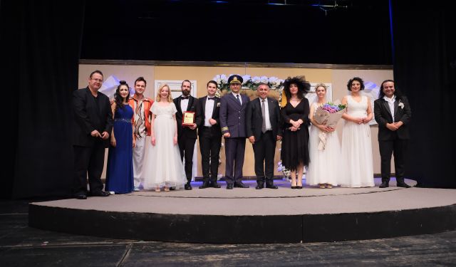 Eskişehir Şehir Tiyatroları Adana'da Ayakta Alkışlandı