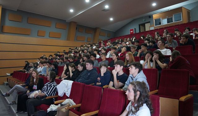 Genç Büyüteç Altında: Liseliler Gezegenin Geleceği İçin Bir Araya Geldi!
