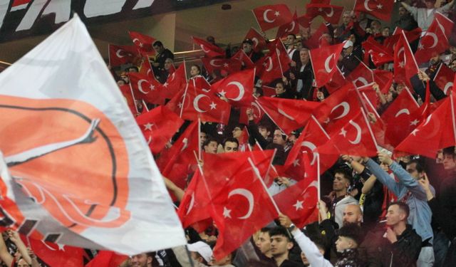 Tribünlerde Cumhuriyet Coşkusu