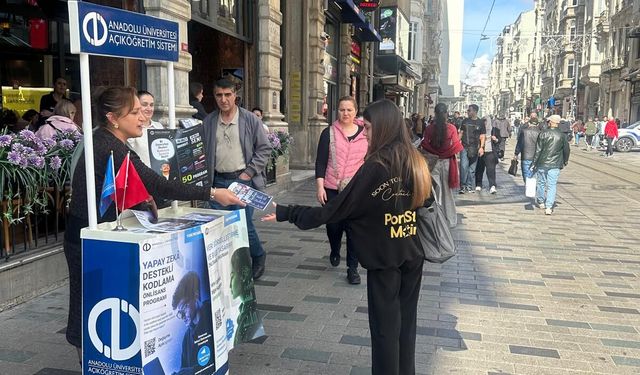 İstiklal Caddesi'nde Anadolu Üniversitesi buluşması