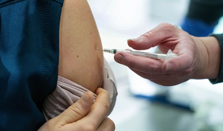 Sağlık çalışanlarına en önemli destek aşı olmaktan geçiyor