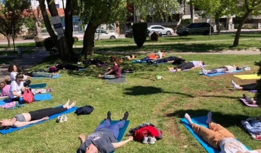 Kanlıkavak'ta düzenlenen ücretsiz yoga etkinliği yoğun ilgi gördü