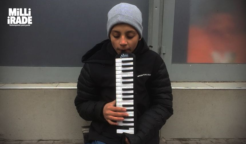 Okul masrafları için sokaklarda melodika çalıyor