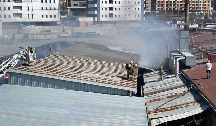 Tekstil fabrikasının deposunda korkutan yangın