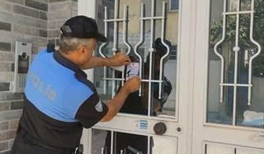 Polisten bina kapılarına uyarıcı etiket