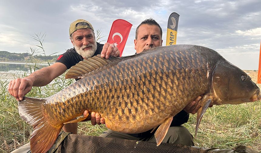 30 yaşında, 27 kiloluk balık, Eskişehirli balıkçıların oltasına takıldı