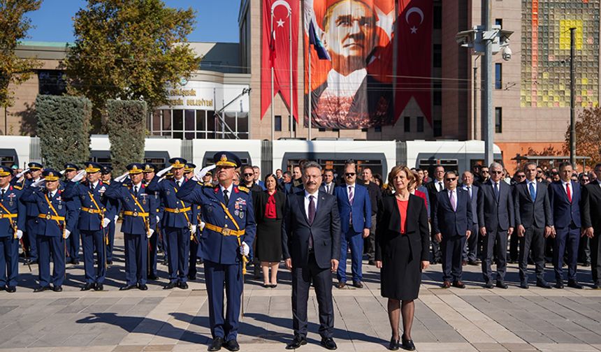 Cumhuriyetimizin 101. yılı çelenk sunma töreniyle başladı