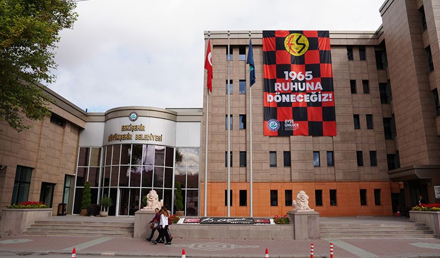 Eskişehir “Es Es” bayraklarıyla siyah kırmızıya boyandı