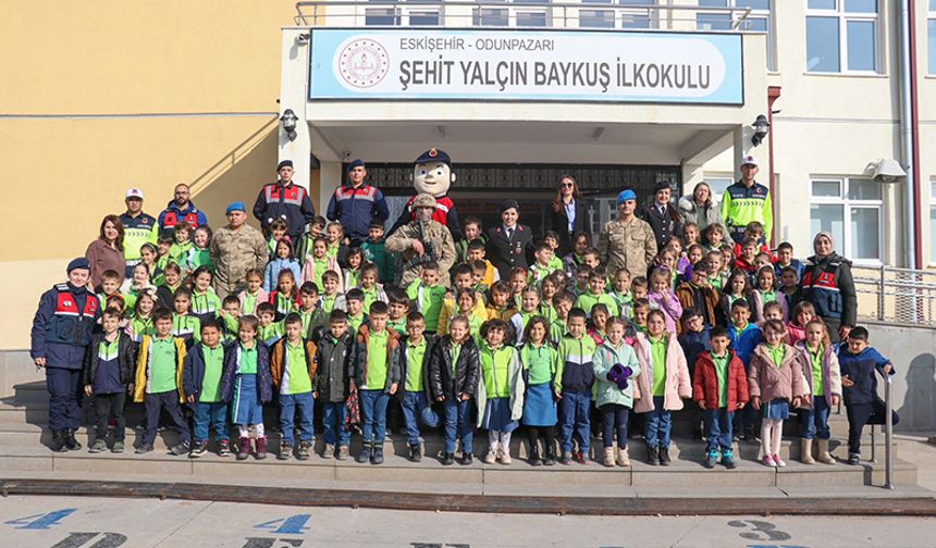 Dünya Çocuk Hakları Günü nedeniyle jandarma ekiplerinden ilkokul ziyareti