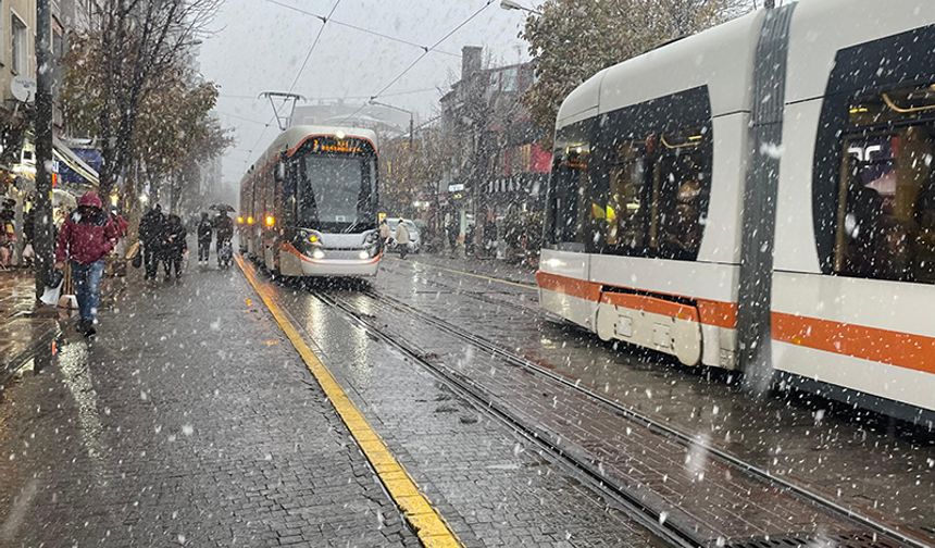 Eskişehir merkezine yılın ilk karı düştü, kent beyaza büründü