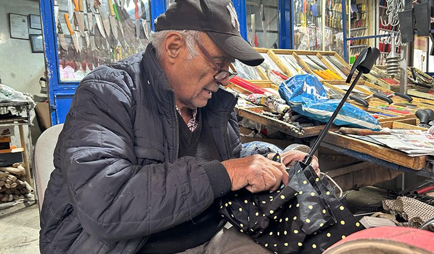 Fırtınalarda kırılan şemsiyeler tamircilerde yoğunluğa sebep oldu