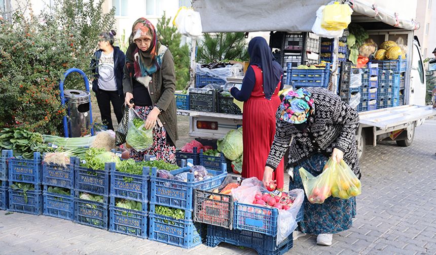 Seyyar manav ve fırın sayesinde ihtiyaçlarını karşılıyorlar