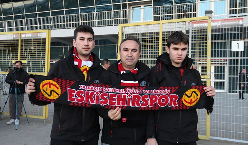 Görme engeline rağmen Eskişehirspor'un maçlarını gönül gözü ile görüyor