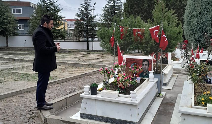 EMŞAV İl Başkanı, şehit aileleriyle birlikte şehitlikleri ziyaret etti